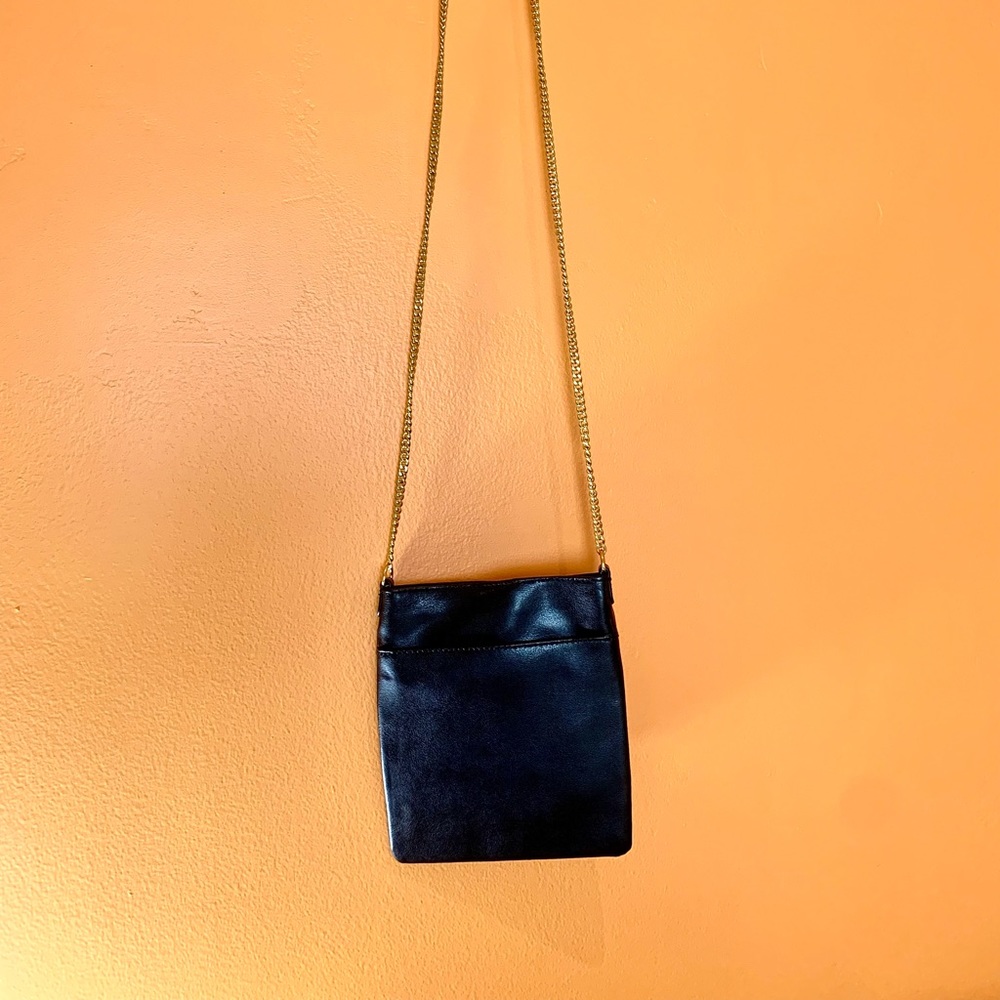 Woman’s Banana Republic backs leather crossbody chain bag